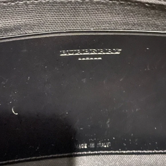 BURBERRY TOTE. FUN FLANNEL DESIGN INCLUDED FOR THE LOCK. Multiple pockets - Picture 7 of 10